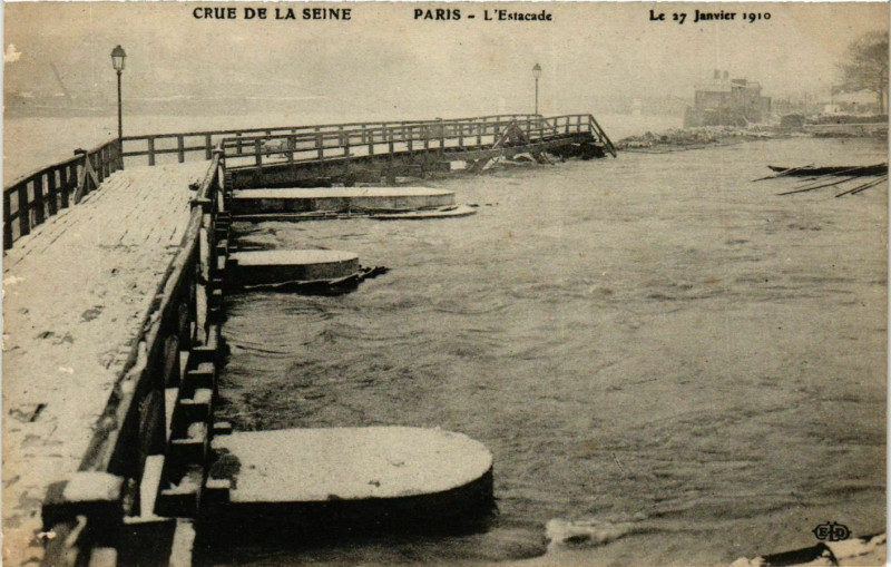 Carte postale ancienne Paris Crue de la Seine 1910 L'Estacade à Paris