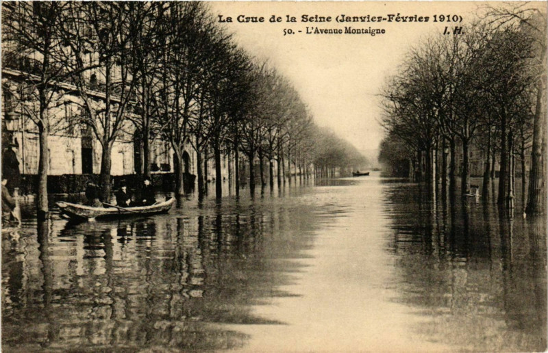 Carte postale ancienne Paris Crue de la Seine 1910 Avenue Montaigne à Paris