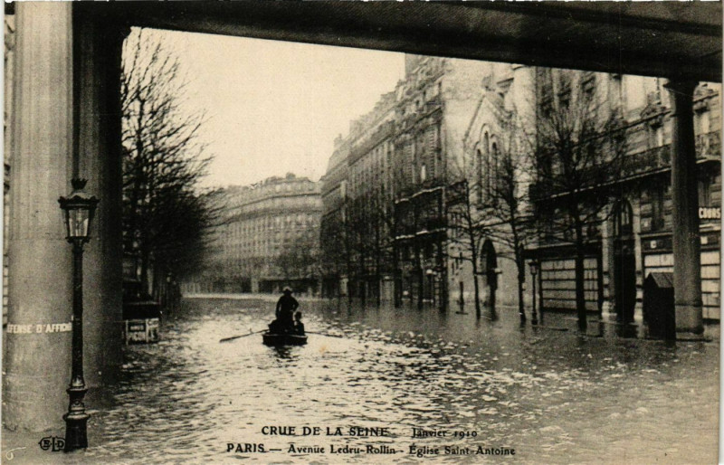 Carte postale ancienne Paris Crue de la Seine 1910 Avenue Ledru-Rollin à Paris