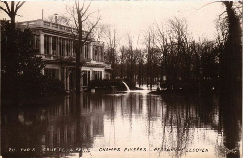 Carte postale ancienne Paris Crue de la Seine 1910 Champs Elysées Restaurant Ledoyen à Paris