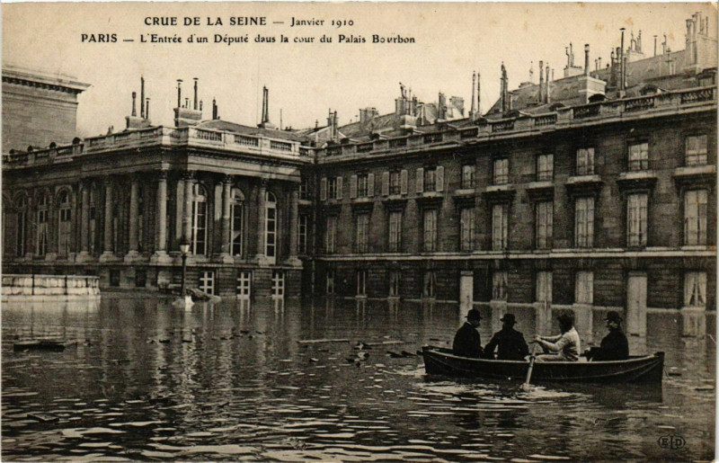 Carte postale ancienne Paris Crue de la Seine 1910 Entrée d'un depute Palais Bourbon à Paris