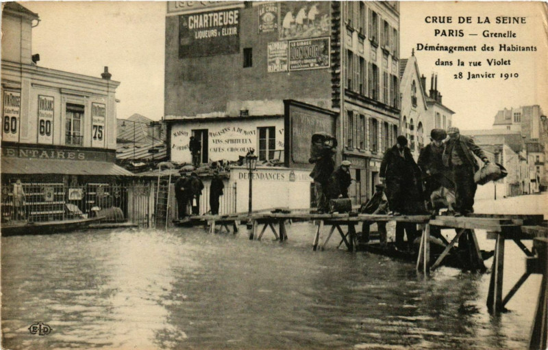 Carte postale ancienne Crue de la Seine - Grenelle - Déménagement des Habitants dans la rue Violet - 28 Janvier 1910 à Paris 15e