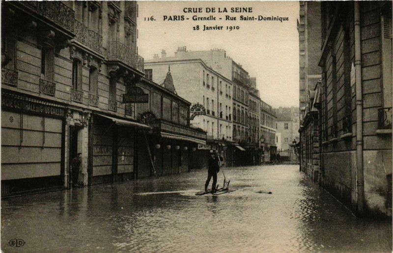 Carte postale ancienne Paris Crue de la Seine 1910 Grenelle Rue Saint-Dominique à Paris