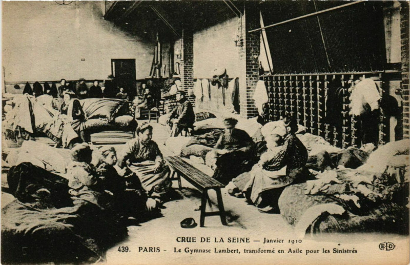 Carte postale ancienne Paris Crue de la Seine 1910 Gymnase Lambert transforme en asile à Paris