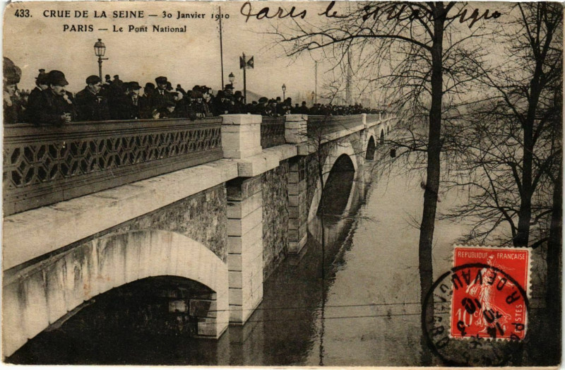 Carte postale ancienne Paris Crue de la Seine 1910 Le Pont National à Paris