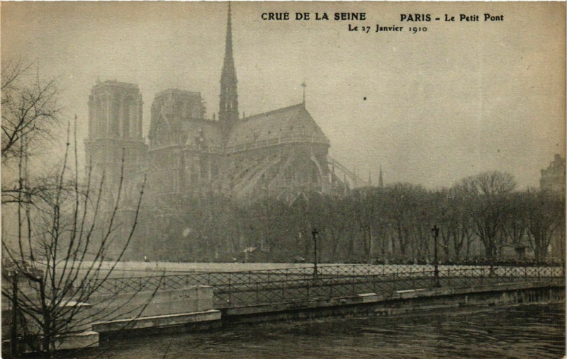 Carte postale ancienne Paris Crue de la Seine 1910 Le Petit Pont à Paris