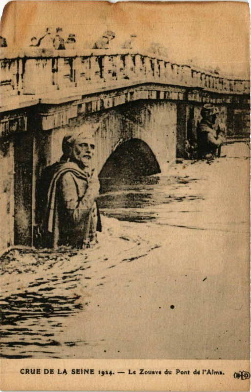 Carte postale ancienne Paris Crue de la Seine 1910 Le Zouave du pOnt de l'Alma à Paris