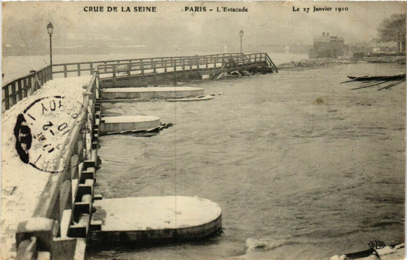 Carte postale ancienne Paris Crue de la Seine 1910 L'Estacade à Paris