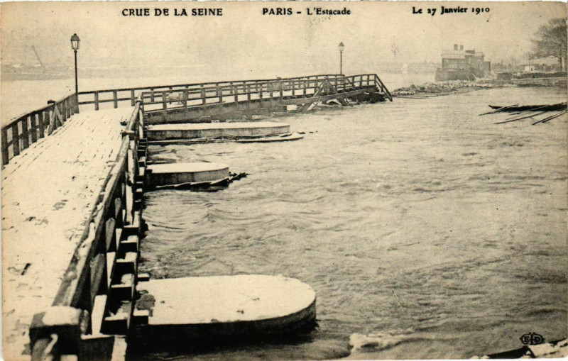 Carte postale ancienne Paris Crue de la Seine 1910 L'Estacade à Paris