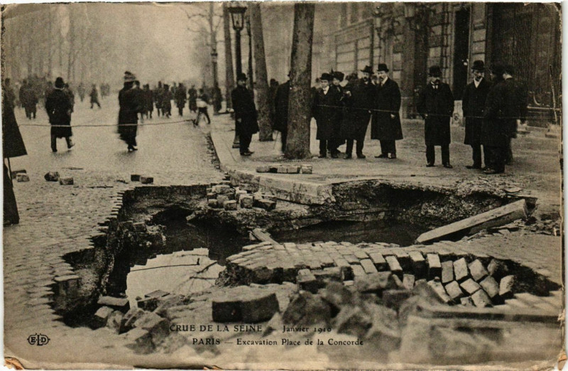 Carte postale ancienne Paris Crue de la Seine 1910 Place de la Concorde Excavation à Paris