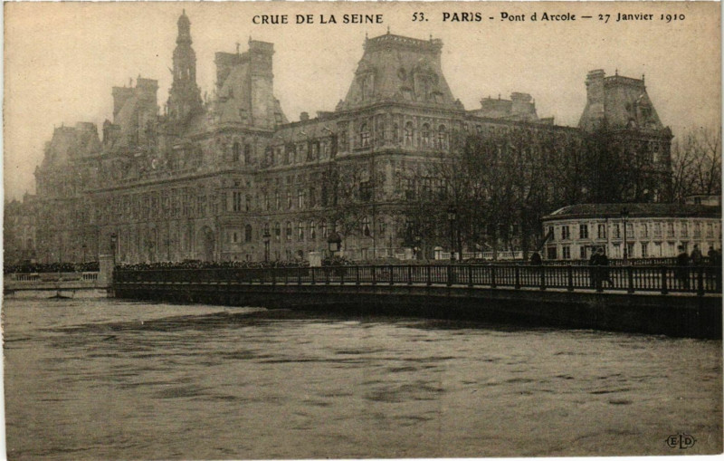 Carte postale ancienne Paris Crue de la Seine 1910 Pont d'Arcole à Paris