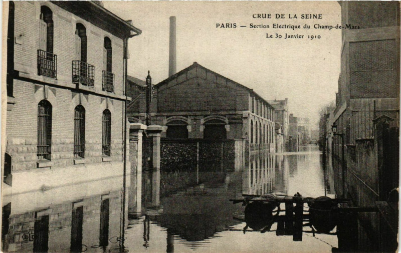 Carte postale ancienne Paris Crue de la Seine 1910 Champ-de-Mars Section electrique à Paris
