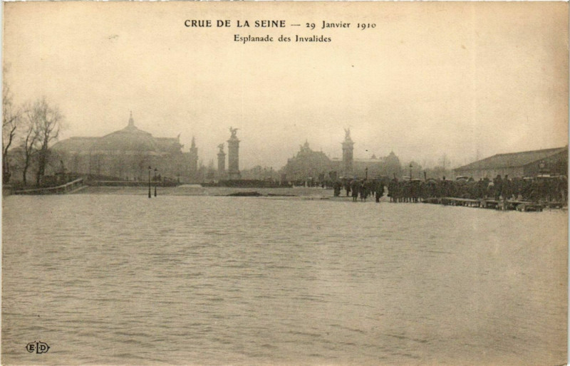 Carte postale ancienne Paris Crue de la Seine 1910 Esplanade des Invalides à Paris