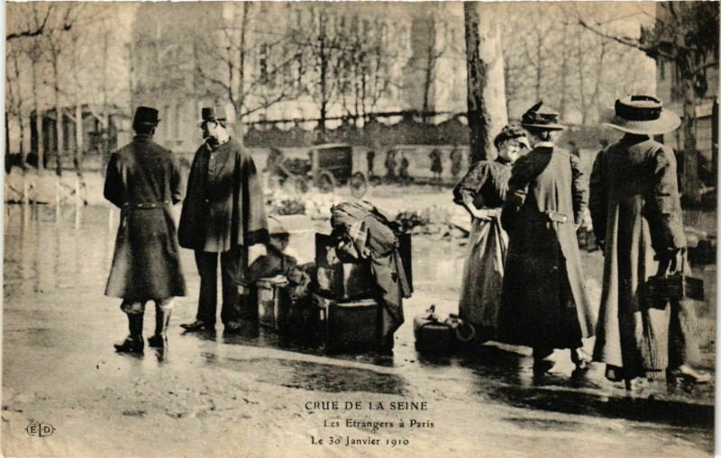 Carte postale ancienne Paris Crue de la Seine 1910 Les etrangers à Paris