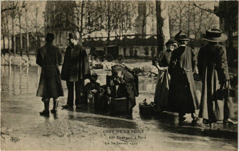 Carte postale ancienne Paris Crue de la Seine 1910 Les Etrangers à Paris