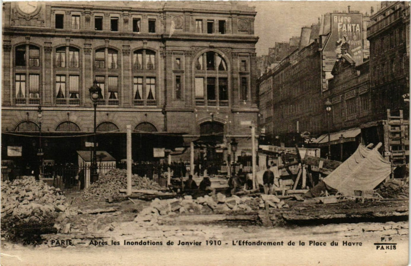 Carte postale ancienne Paris Apres Inondations 1910 Place du Havre Effondrement à Paris