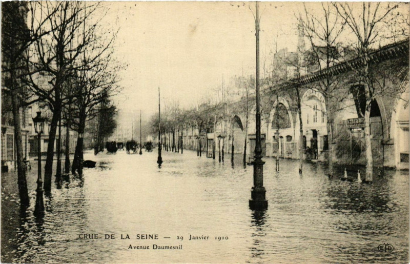 Carte postale ancienne Paris Crue de la Seine 1910 Avenue Daumesnil à Paris