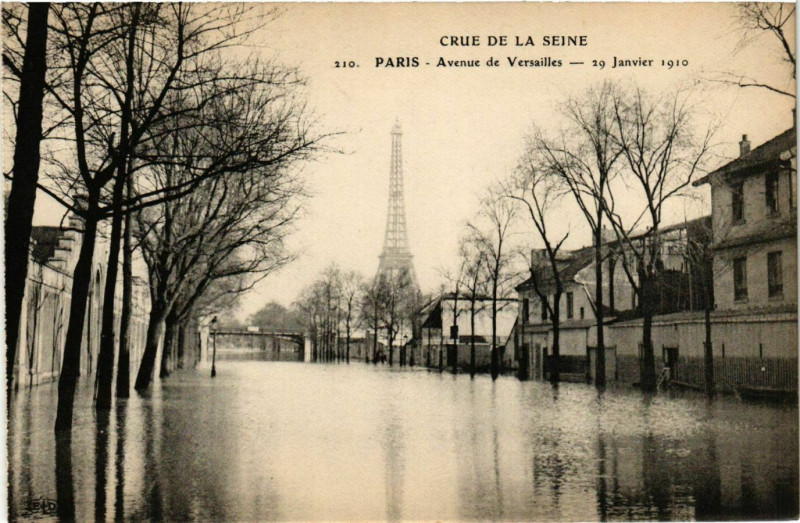 Carte postale ancienne Paris Crue de la Seine 1910 Avenue de Versailles à Paris