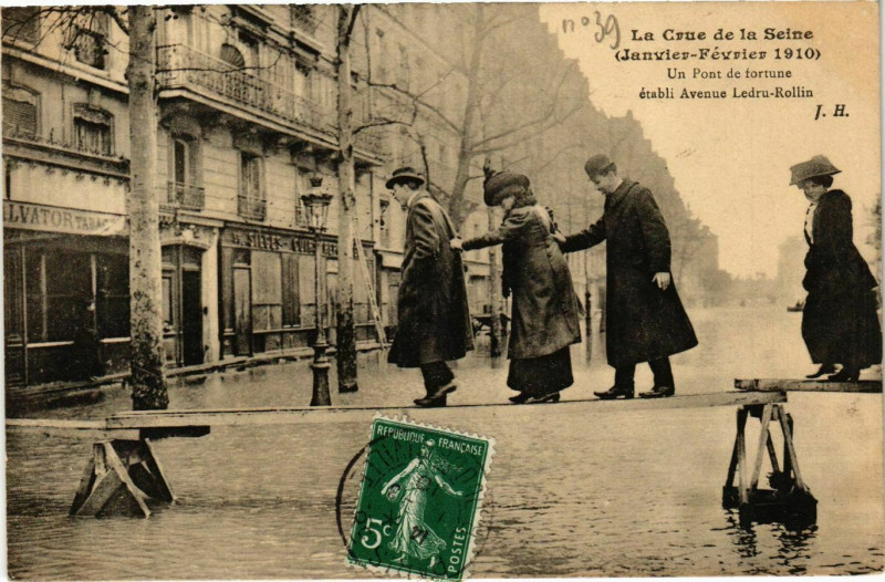 Carte postale ancienne Paris Crue de la Seine 1910 Avenue Ledru-Rollin à Paris