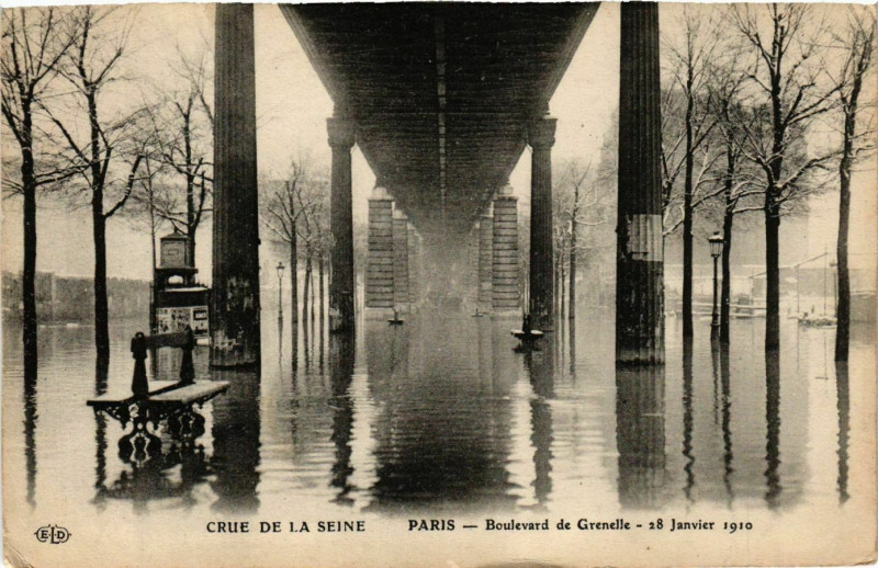 Carte postale ancienne Paris Crue de la Seine 1910 Boulevard de Grenelle à Paris