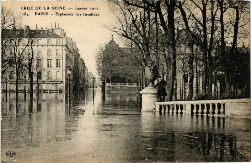 Carte postale ancienne Paris Crue de la Seine 1910 Esplanade des Invalides à Paris