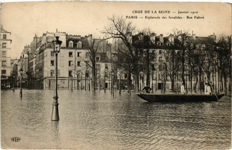 Carte postale ancienne Paris Crue de la Seine 1910 Esplanade des Invalides Rue Fabert à Paris