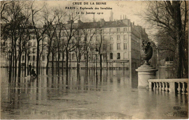 Carte postale ancienne Paris Crue de la Seine 1910 Esplanade des Invalides à Paris
