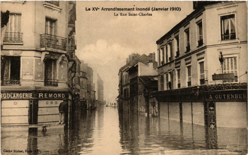 Carte postale ancienne Le XVe Arrondissement inondé (Janvier 1910) - La rue Saint-Charles à Paris 15e