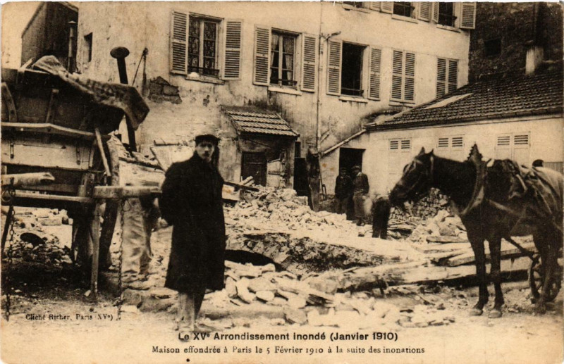 Carte postale ancienne Le XVe Arrondissement inondé (Janvier 1910) - Maison effondrée à Paris le 5 Février 1910 à la suite des inondations à Paris 15e