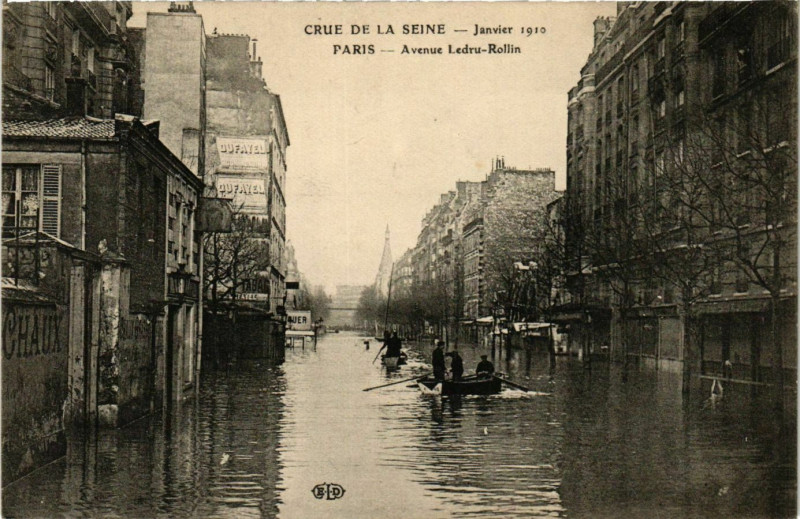 Carte postale ancienne Paris Crue de la Seine 1910 Avenue Ledru-Rollin à Paris