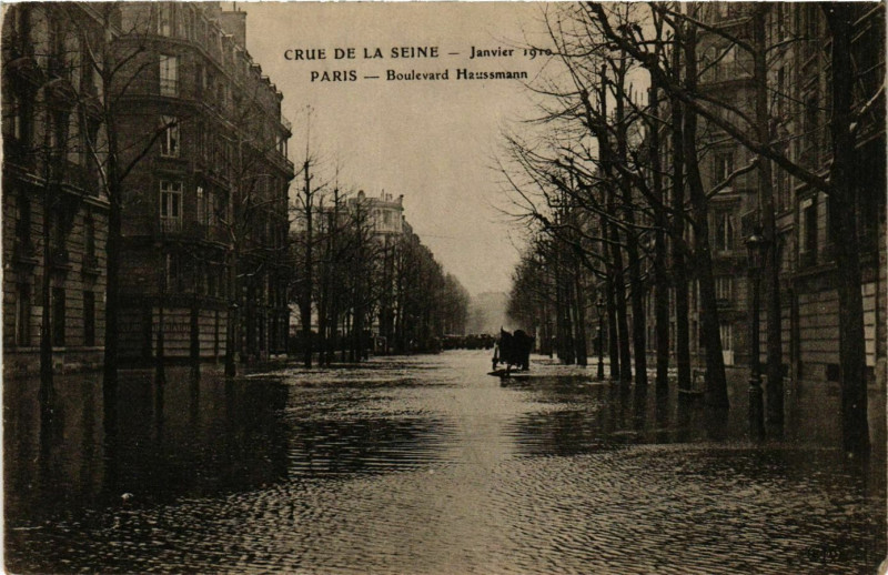 Carte postale ancienne Paris Crue de la Seine 1910 Boulevard Haussmann à Paris