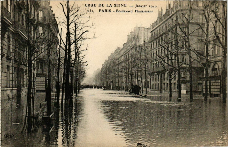 Carte postale ancienne Paris Crue de la Seine 1910 Boulevard Haussmann à Paris