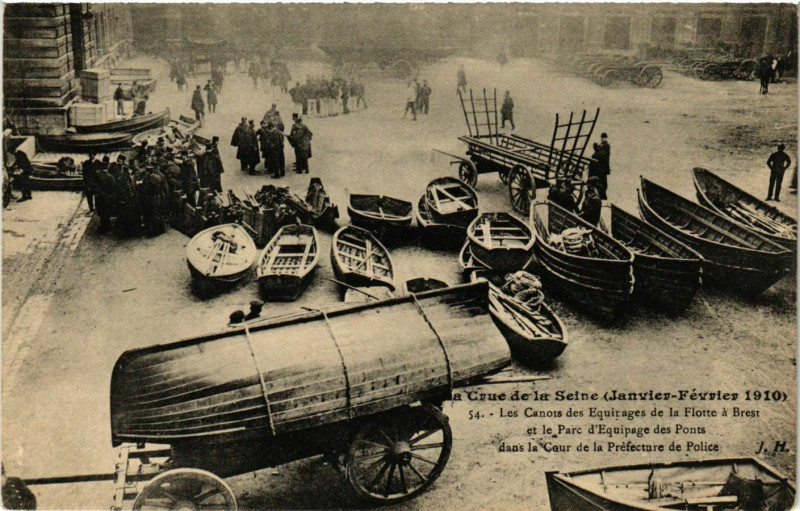 Carte postale ancienne Paris Crue de la Seine 1910 Canots des Equirages à Paris