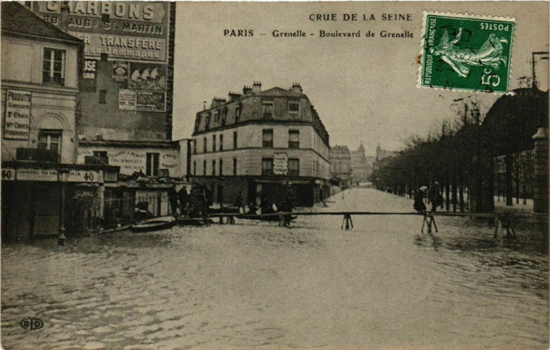Carte postale ancienne Crue de la Seine - Grenelle - Boulevard de Grenelle - 28 Janvier 1910 à Paris 15e
