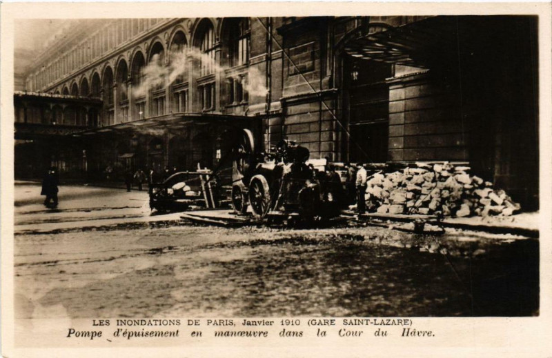 Carte postale ancienne Les Inondations de Paris 1910. Pompe d'epuisement. Cour du Havre à Paris