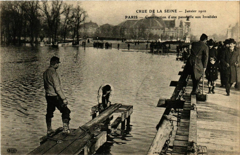 Carte postale ancienne Paris Crue de la Seine 1910 Aux Invalides à Paris