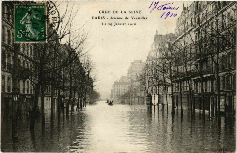 Carte postale ancienne Paris Crue de la Seine 1910 Avenue de Versailles à Paris