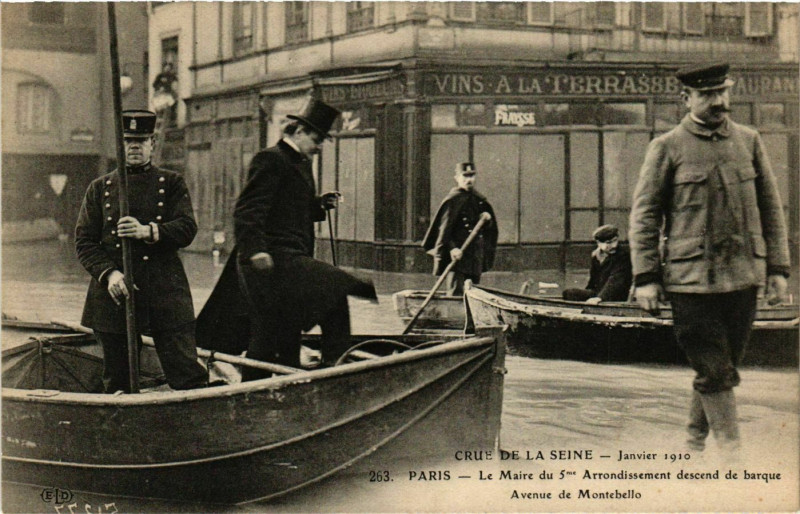 Carte postale ancienne Paris Crue de la Seine 1910 Avenue de Montebello Maire du 5e Arr à Paris