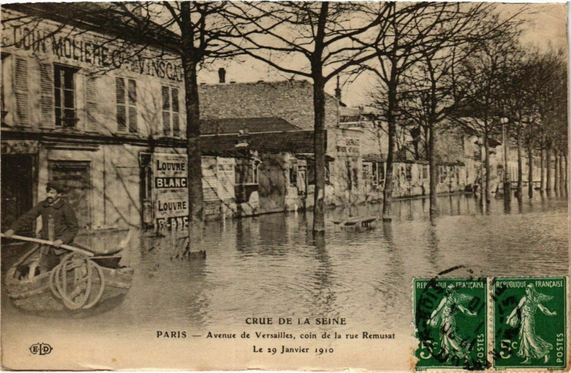 Carte postale ancienne Paris Crue de la Seine 1910 Avenue de Versailles Rue Remusat à Paris