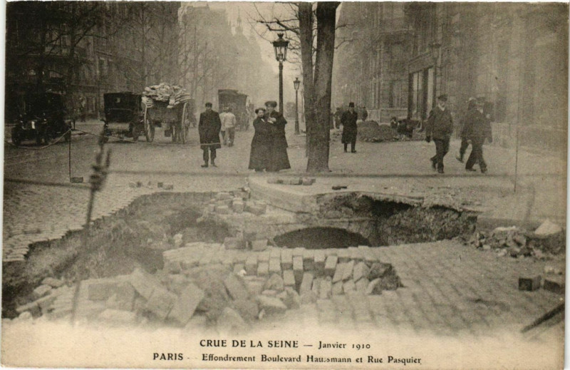 Carte postale ancienne Paris Crue de la Seine 1910 Boulevard Haussmann à Paris