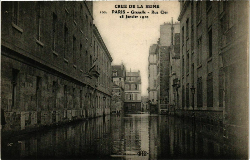 Carte postale ancienne Paris Crue de la Seine 1910 Grenelle Rue Cler à Paris