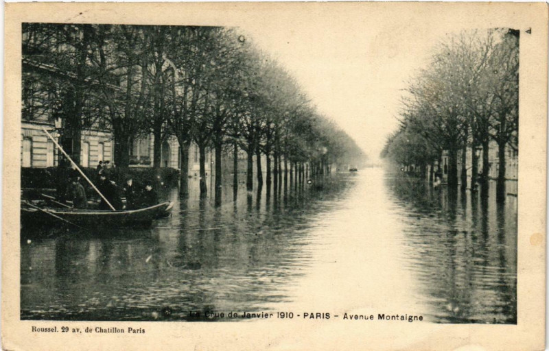 Carte postale ancienne Le Crue de Janvier 1910 Paris Avenue Montaigne à Paris