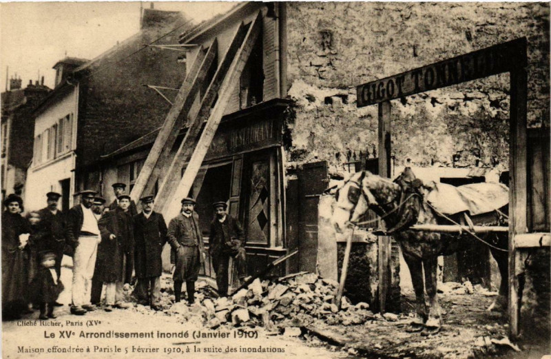 Carte postale ancienne Le Xv arr. Inonde. Maison effondre