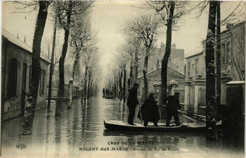 Carte postale ancienne Nogent-sur-Marne Crue de la Marne. Avenue du Val de Beaune