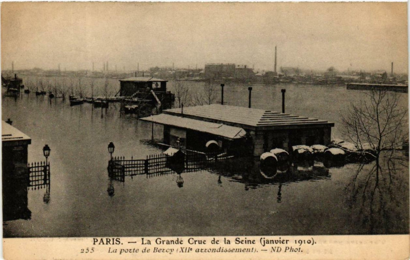 Carte postale ancienne La Grande Crue de la Seine Paris La Porte de Bercy à Paris