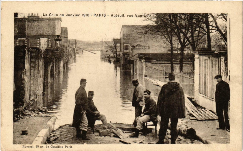 Carte postale ancienne Le Crue de Janvier 1910 Paris Auteil rue Van Loo à Paris