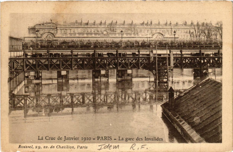 Carte postale ancienne Le Crue de Janvier 1910 Paris La Gare des Invalides à Paris