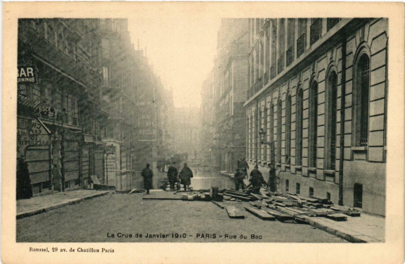 Carte postale ancienne Le Crue de Janvier 1910 Paris Rue du Bac à Paris