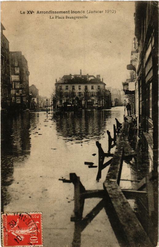 Carte postale ancienne Le XVe Arrondissement inondé (Janvier 1910) - La Place Beaugrenelle à Paris 15e