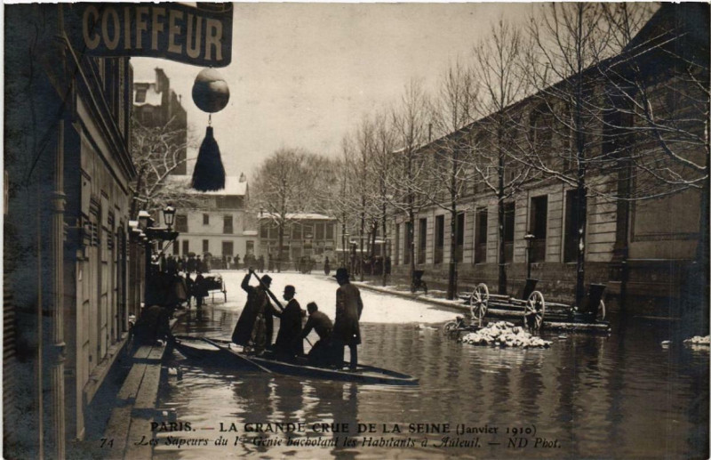 Carte postale ancienne La Grande Crue de la Seine - Les Sapeurs du 1er Génie bachotant les Habitants à Auteuil à Paris 16e